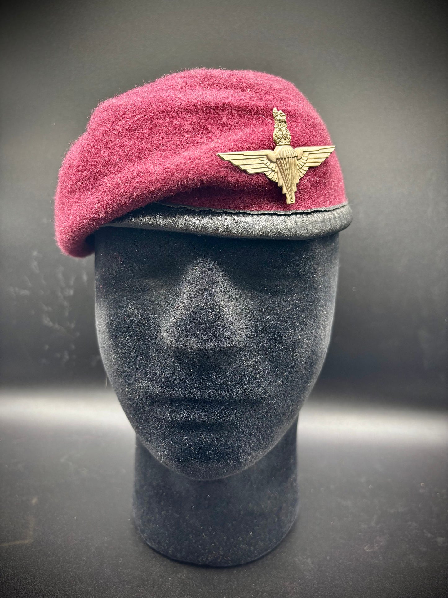 WW2 British Airborne cap badge and beret
