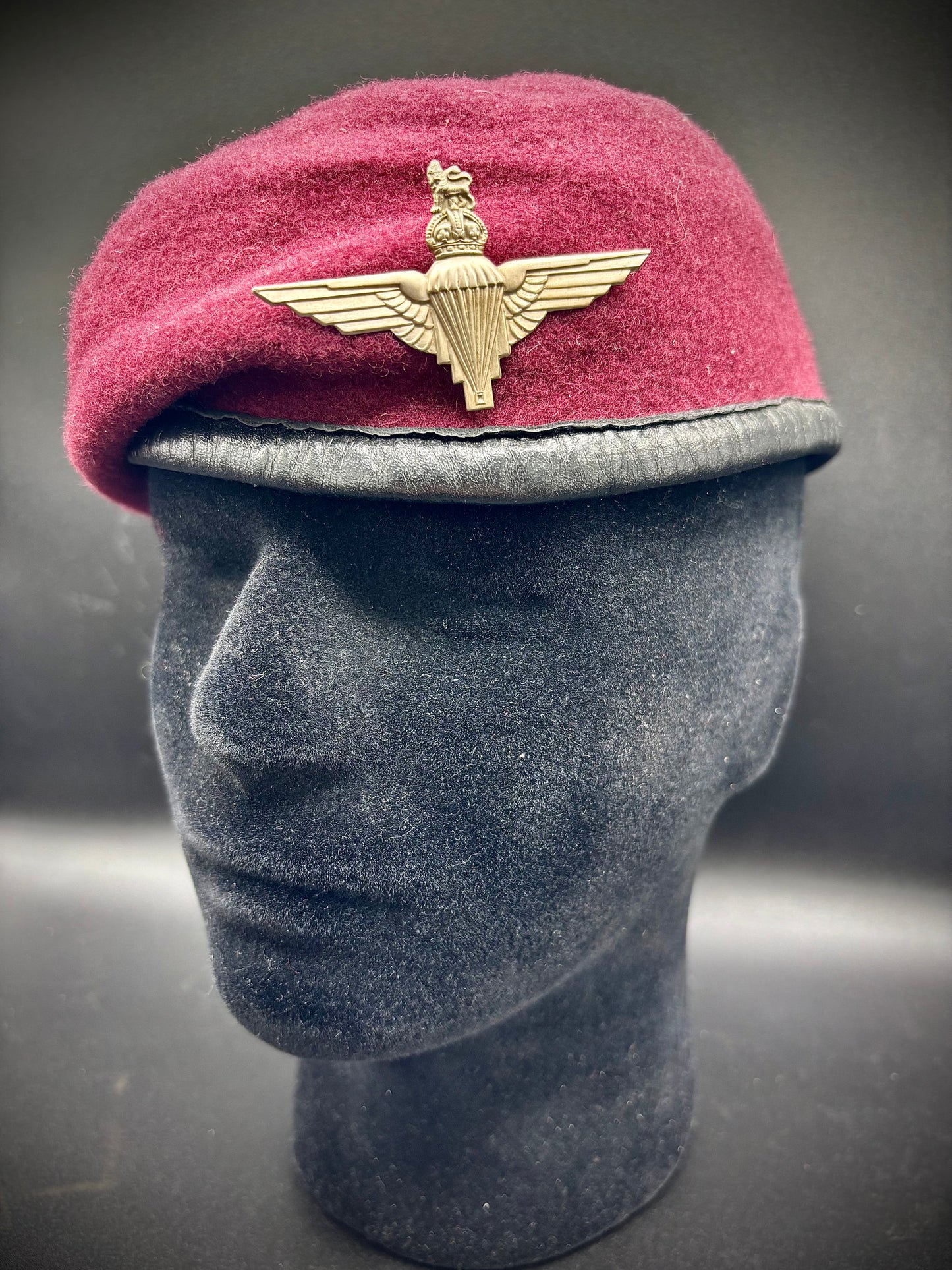 WW2 British Airborne cap badge and beret