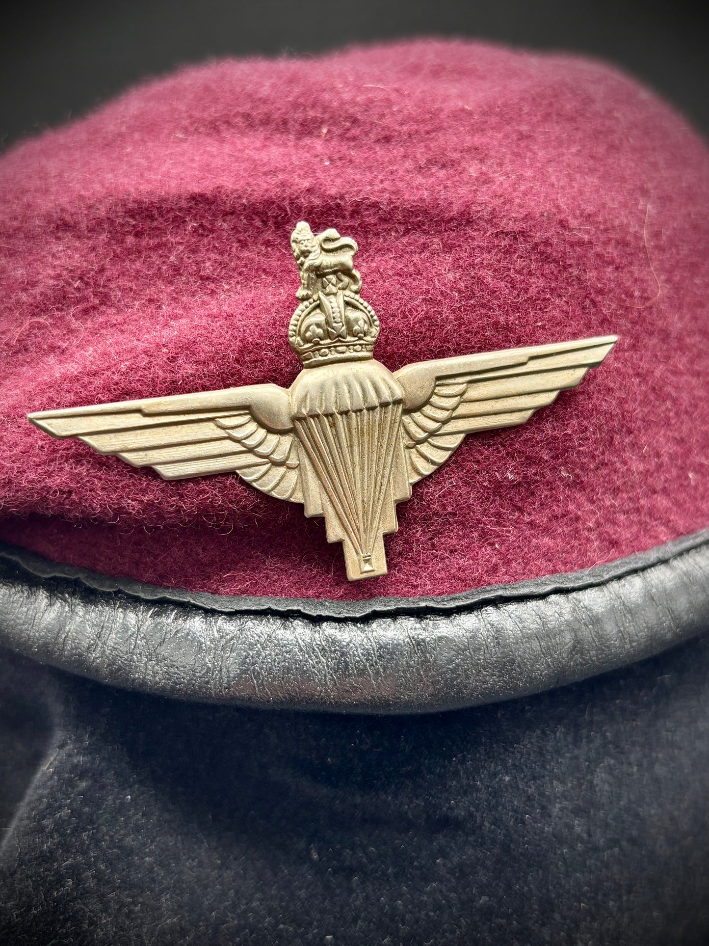 WW2 British Airborne cap badge and beret