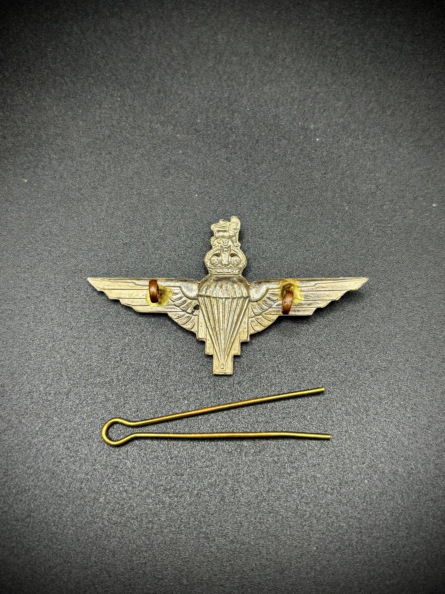 WW2 British Airborne cap badge and beret