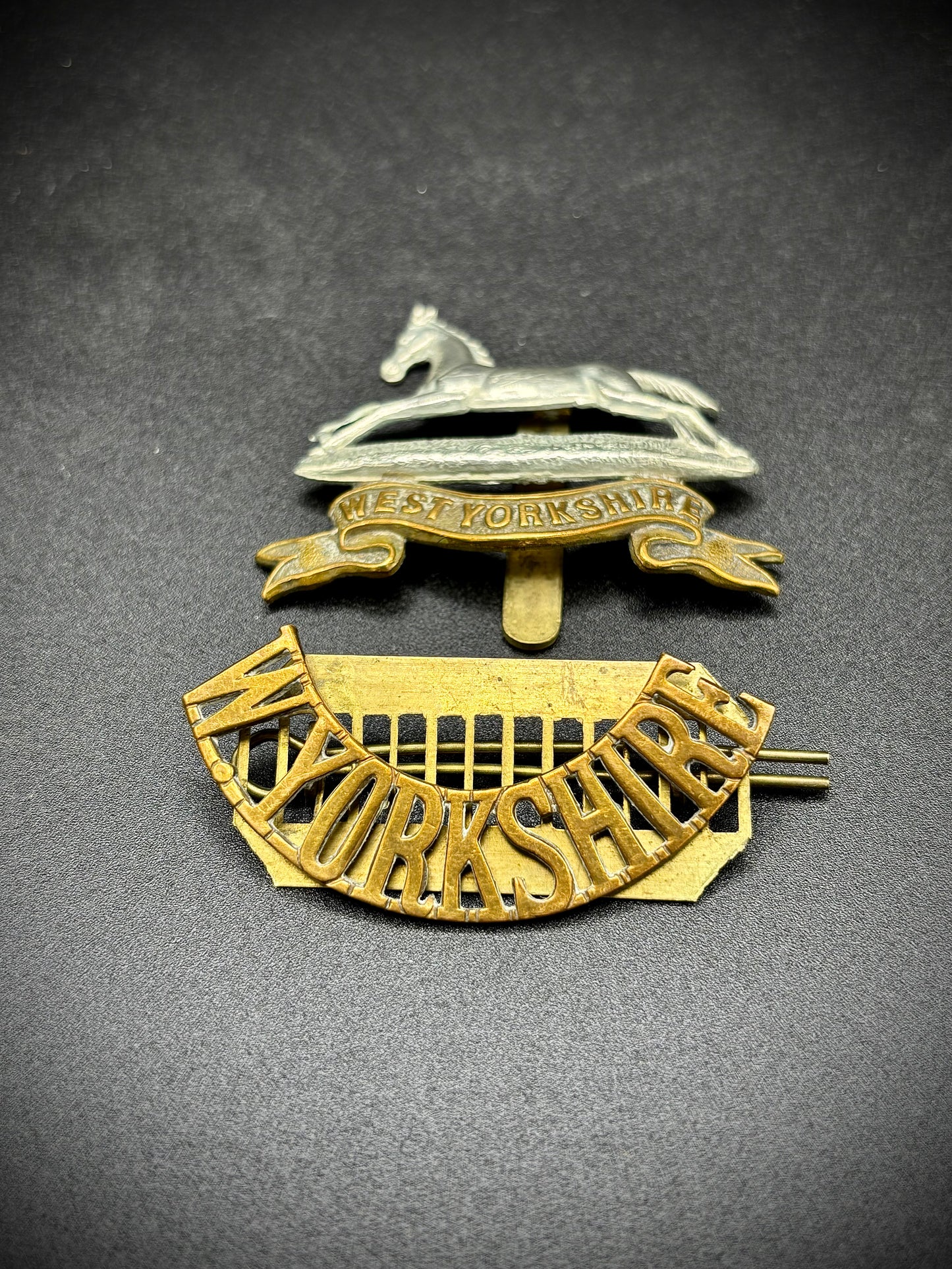 WW1 Royal Yorkshire Regiment Cap Badge And Shoulder Title