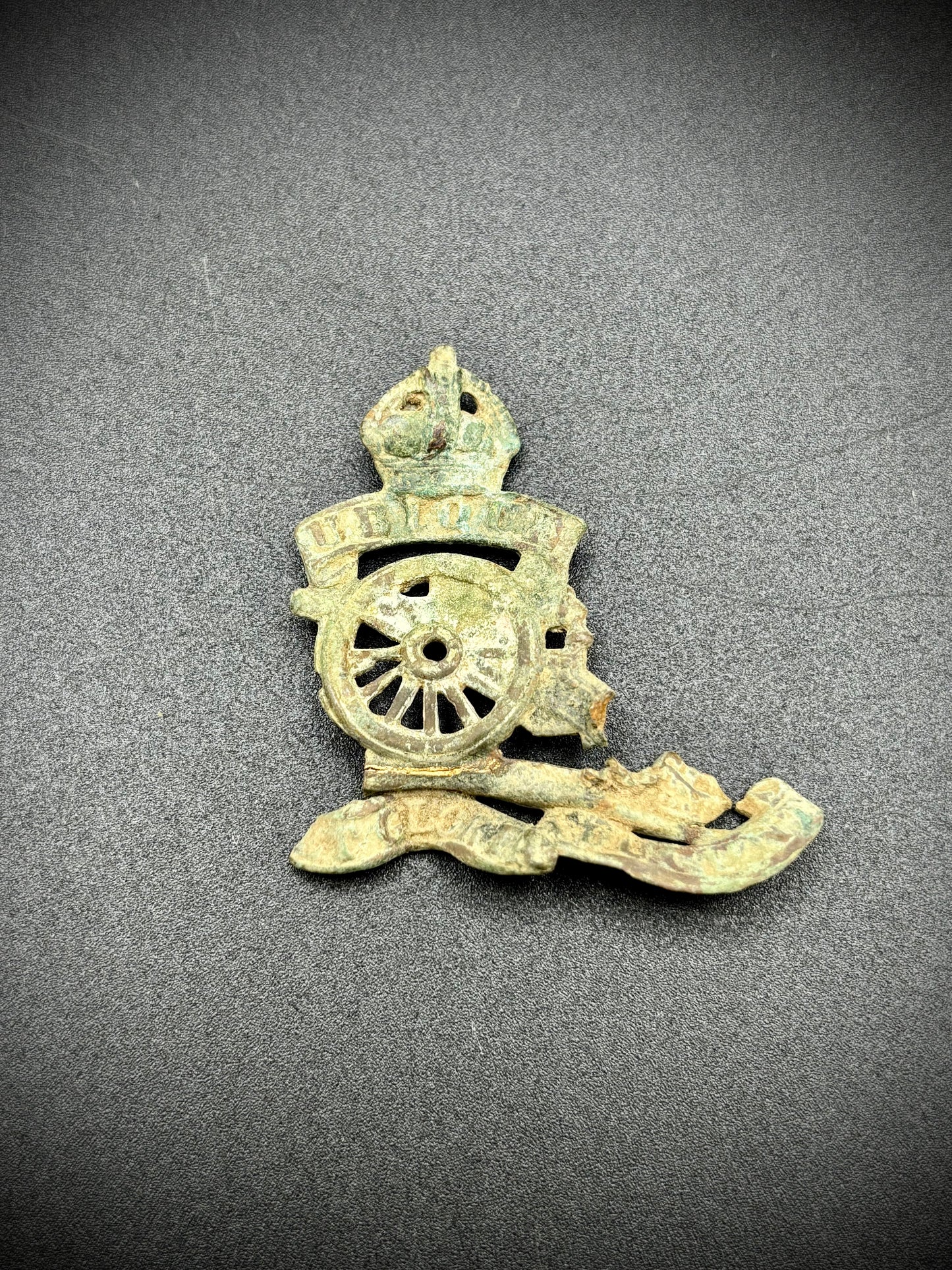 WW1 Royal Artillery Cap Badge Somme Find
